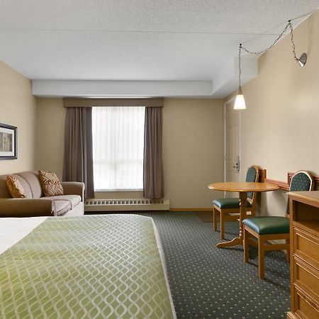 Colonial Square Inn & Suites Saskatoon Luaran gambar