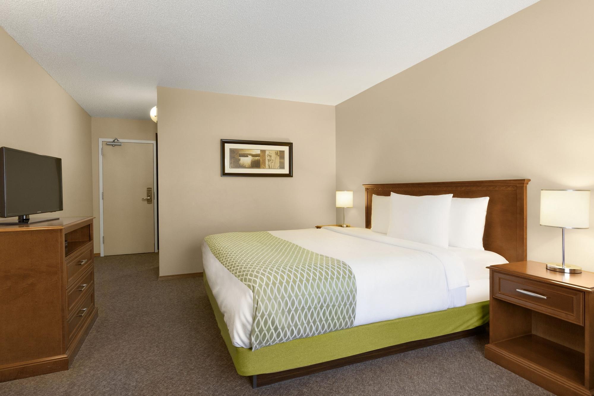 Colonial Square Inn & Suites Saskatoon Luaran gambar