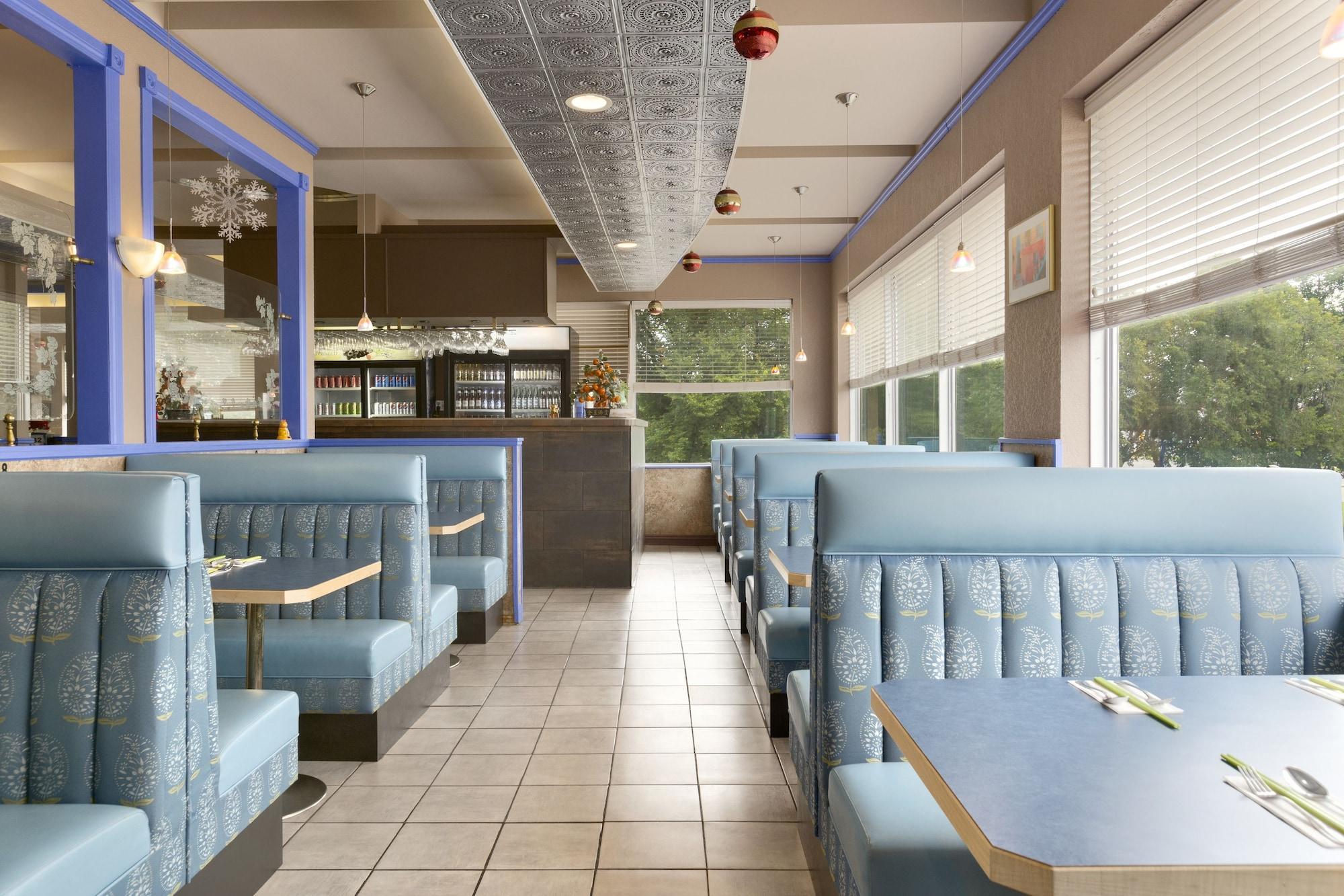 Colonial Square Inn & Suites Saskatoon Luaran gambar