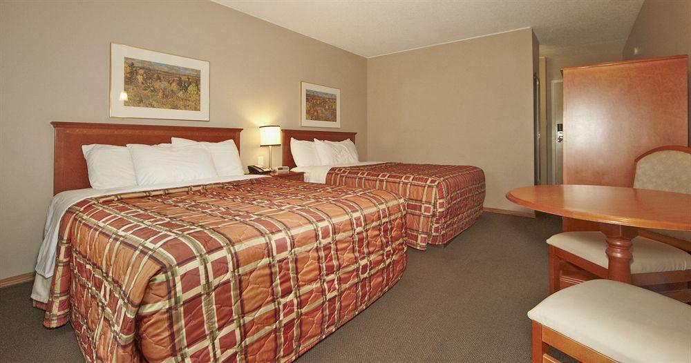 Colonial Square Inn & Suites Saskatoon Luaran gambar
