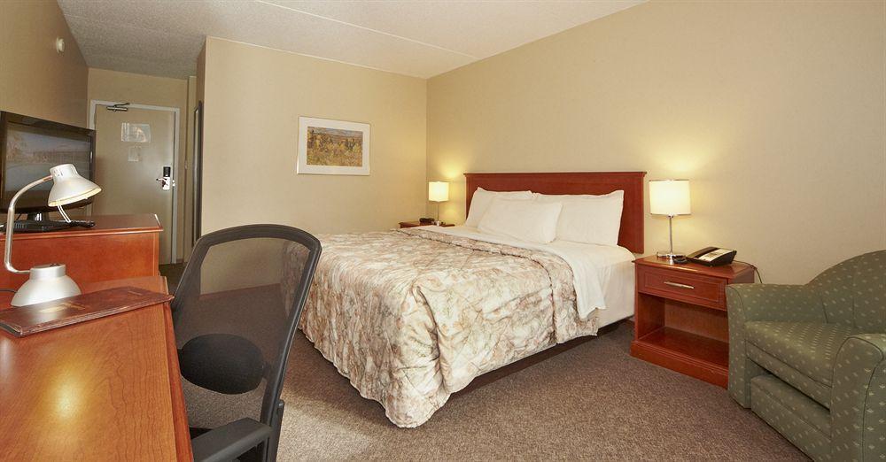 Colonial Square Inn & Suites Saskatoon Luaran gambar
