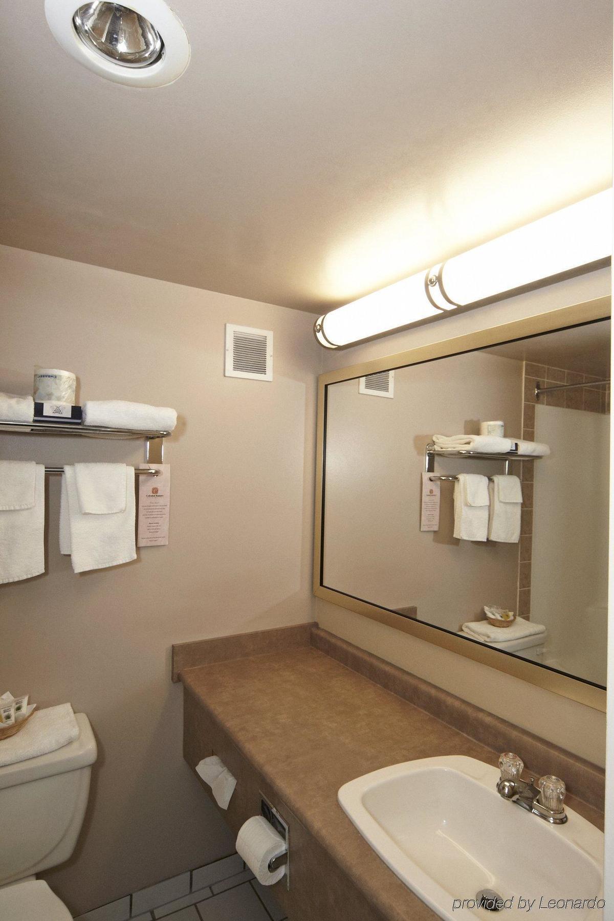 Colonial Square Inn & Suites Saskatoon Luaran gambar